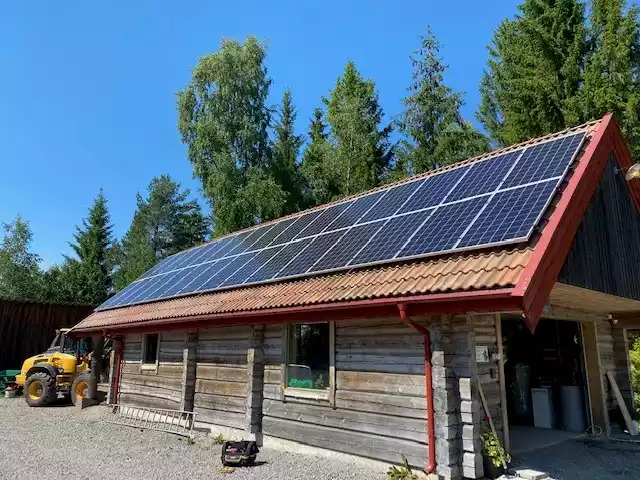 Ett hus med solceller på taket